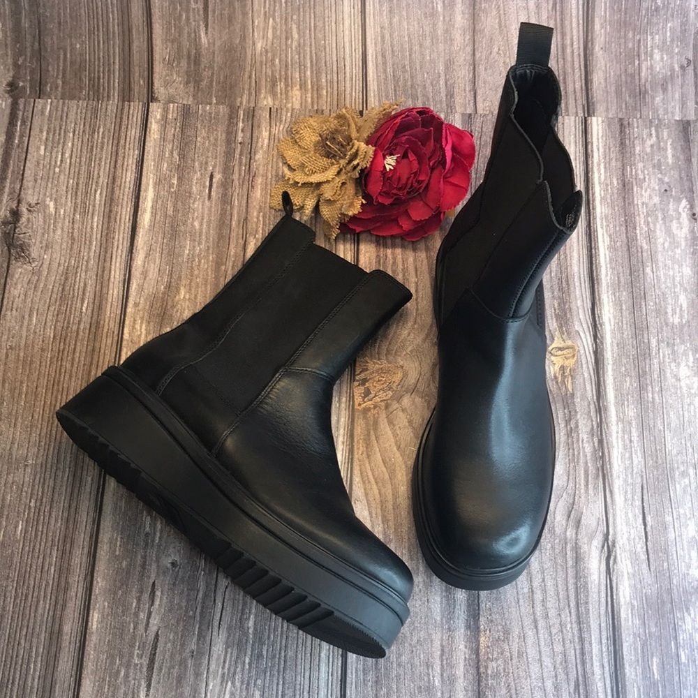 STEVE MADDEN Clarisa Black Leather Chelsea Booties 9.5M